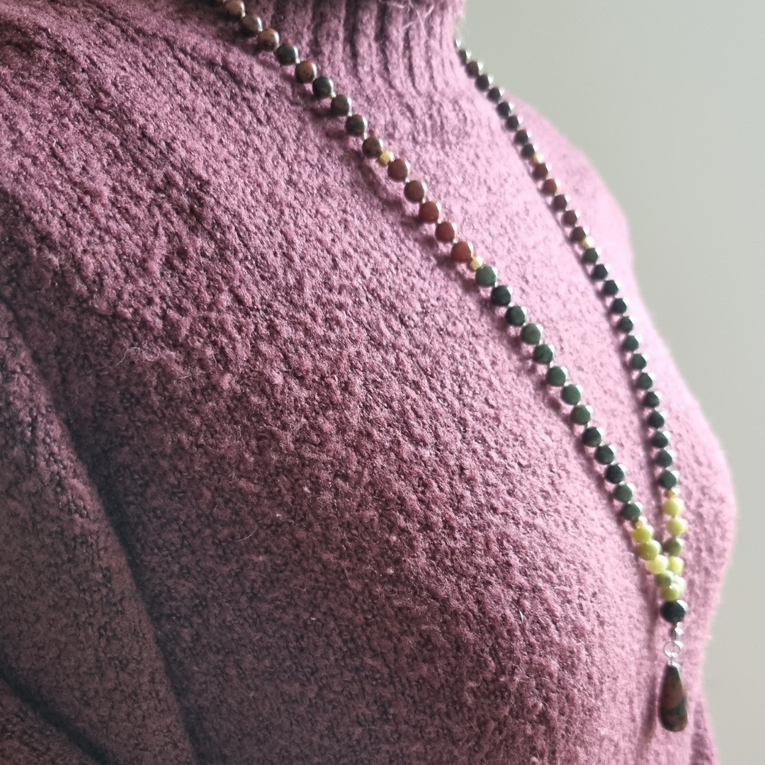 Handgemaakte mala met serpentijn, kambaba jaspis, mookaiet, mahonie obsidiaan, rookkwarts, obsidiaan 6 mm kralen en mahonie obsidiaan hanger.