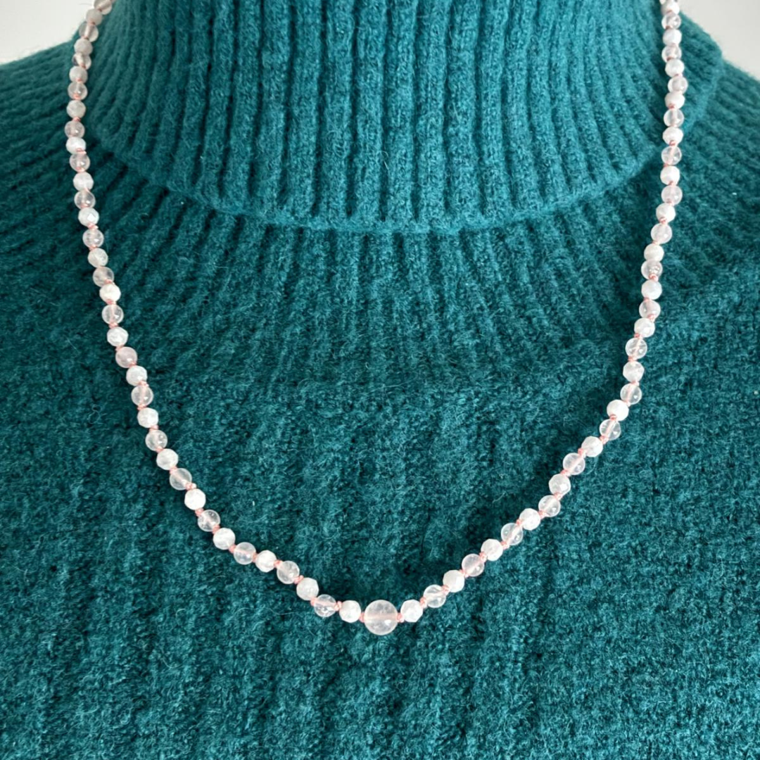 Fijne ketting rozenkwarts en maansteen