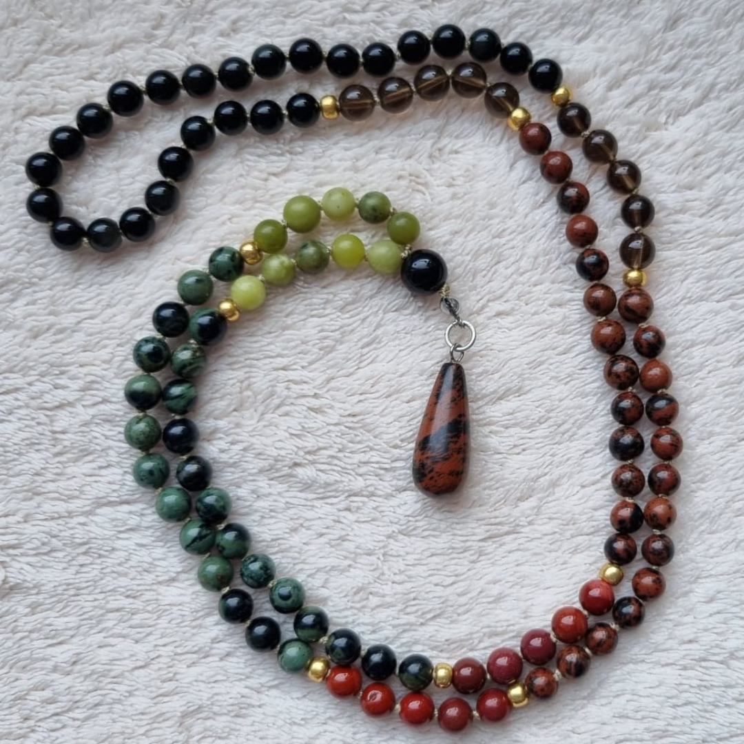 Handgemaakte mala met serpentijn, kambaba jaspis, mookaiet, mahonie obsidiaan, rookkwarts, obsidiaan 6 mm kralen en mahonie obsidiaan hanger. 