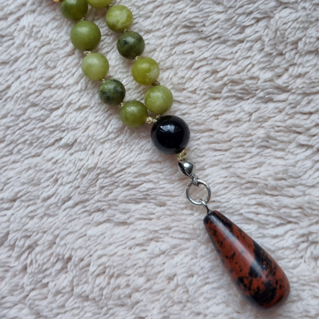 Handgemaakte mala met serpentijn, kambaba jaspis, mookaiet, mahonie obsidiaan, rookkwarts, obsidiaan 6 mm kralen en mahonie obsidiaan hanger. 