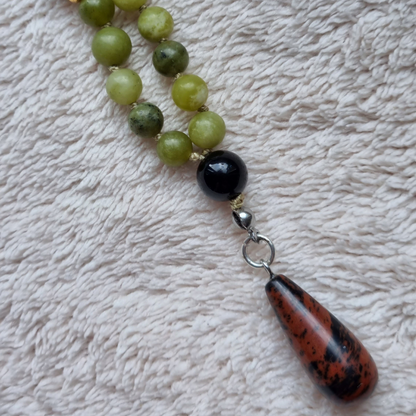 Handgemaakte mala met serpentijn, kambaba jaspis, mookaiet, mahonie obsidiaan, rookkwarts, obsidiaan 6 mm kralen en mahonie obsidiaan hanger. 