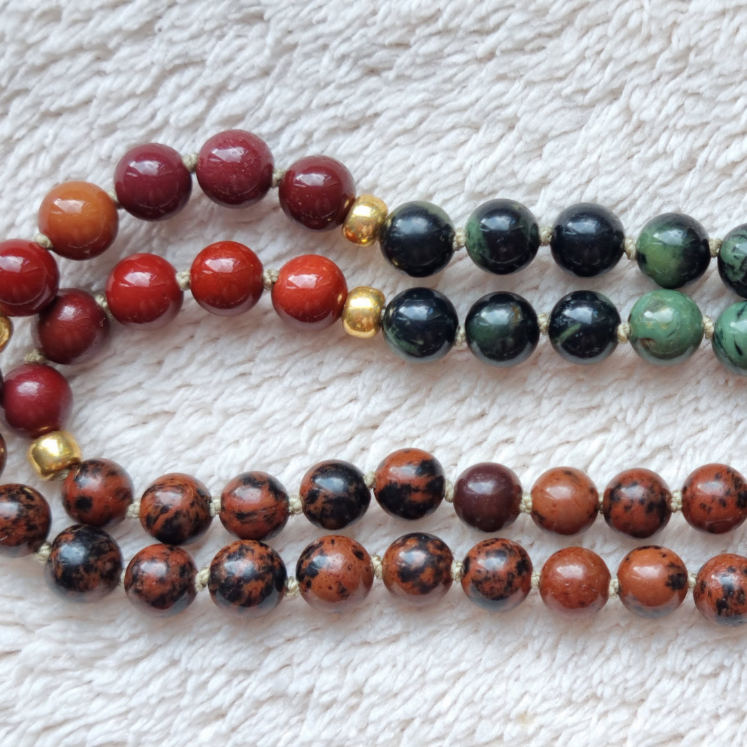 Handgemaakte mala met serpentijn, kambaba jaspis, mookaiet, mahonie obsidiaan, rookkwarts, obsidiaan 6 mm kralen en mahonie obsidiaan hanger. 