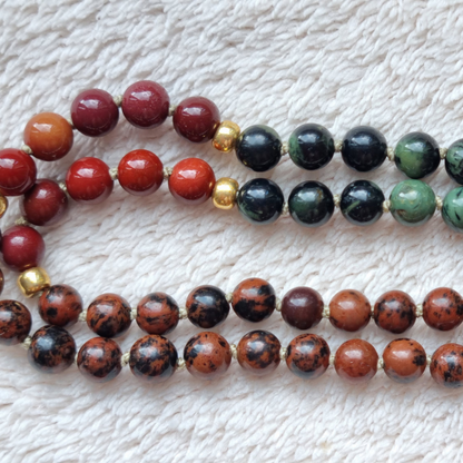 Handgemaakte mala met serpentijn, kambaba jaspis, mookaiet, mahonie obsidiaan, rookkwarts, obsidiaan 6 mm kralen en mahonie obsidiaan hanger. 