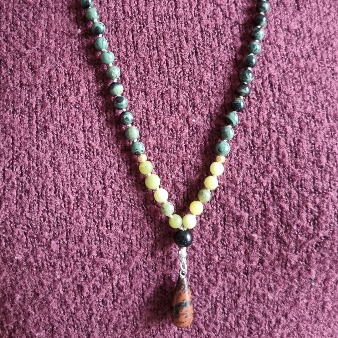 Handgemaakte mala met serpentijn, kambaba jaspis, mookaiet, mahonie obsidiaan, rookkwarts, obsidiaan 6 mm kralen en mahonie obsidiaan hanger. 