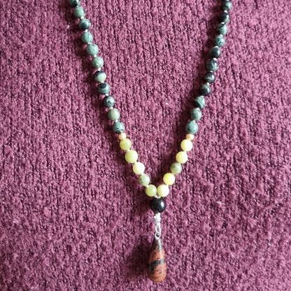 Handgemaakte mala met serpentijn, kambaba jaspis, mookaiet, mahonie obsidiaan, rookkwarts, obsidiaan 6 mm kralen en mahonie obsidiaan hanger. 