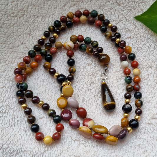 Handgemaakte edelsteen mala met granaat, tijgeroog, kambaba jaspis, rode jaspis, mookaiet en obsidiaan 6mm kralen. Hanger van tijgeroog. 