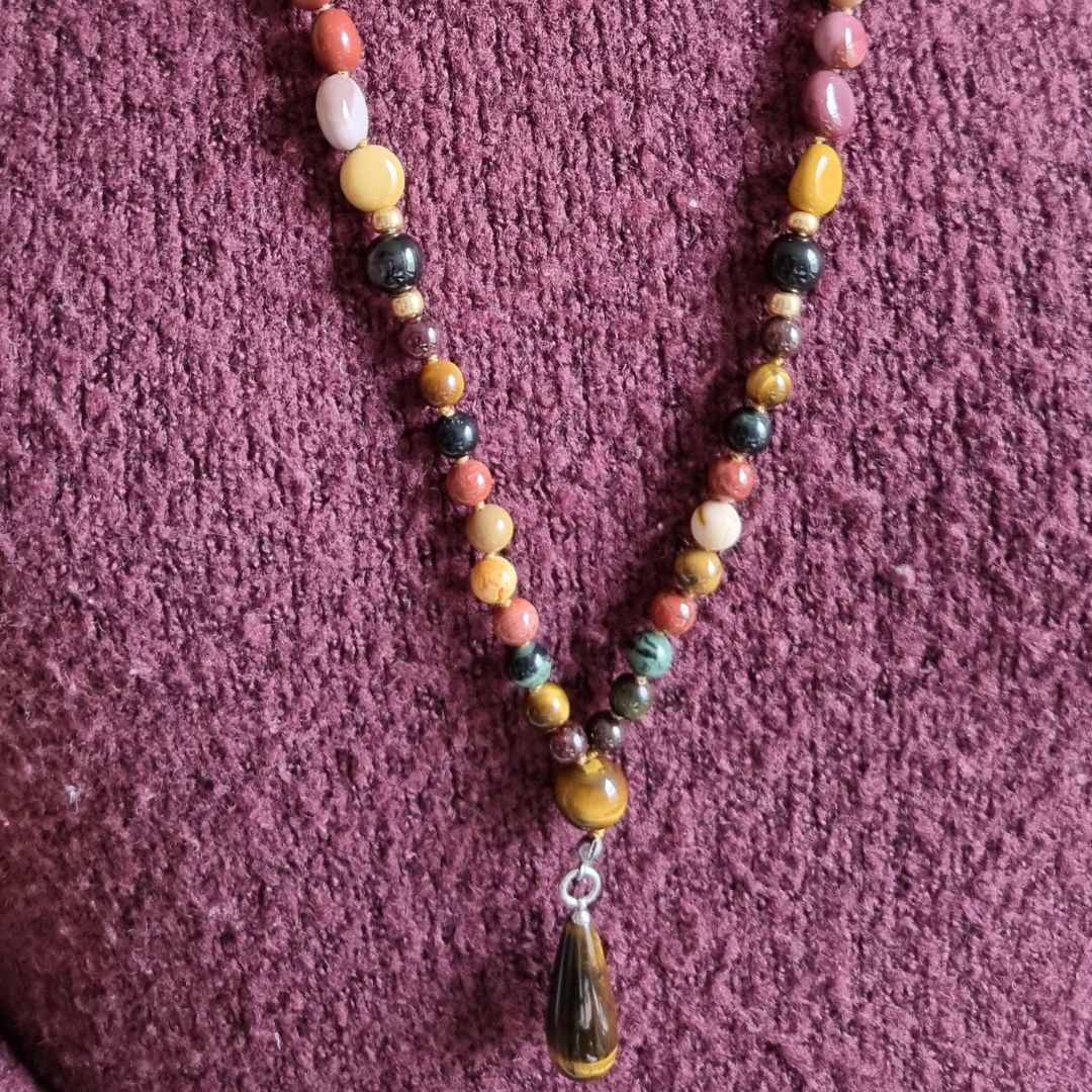 Handgemaakte edelsteen mala met granaat, tijgeroog, kambaba jaspis, rode jaspis, mookaiet en obsidiaan 6mm kralen. Hanger van tijgeroog. 