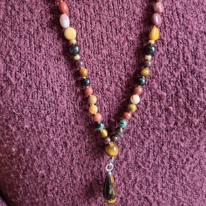 Handgemaakte edelsteen mala met granaat, tijgeroog, kambaba jaspis, rode jaspis, mookaiet en obsidiaan 6mm kralen. Hanger van tijgeroog. 