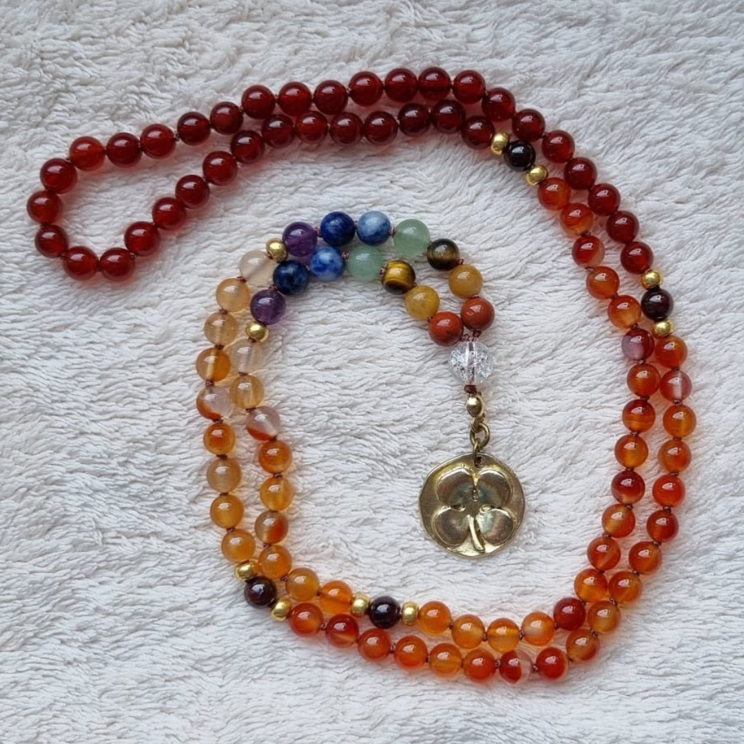 Handgemaakte edelsteen mala met carneool, agaat en chakra kralen. 6 mm kralen met klavertje vier hanger. 