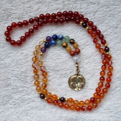 Handgemaakte edelsteen mala met carneool, agaat en chakra kralen. 6 mm kralen met klavertje vier hanger. 