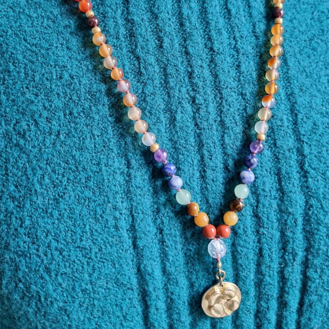 Handgemaakte edelsteen mala met carneool, agaat en chakra kralen. 6 mm kralen met klavertje vier hanger. 