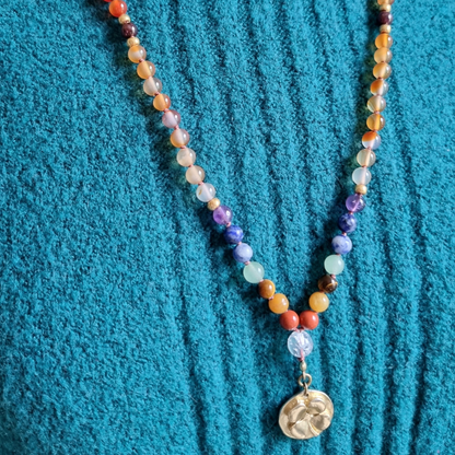Handgemaakte edelsteen mala met carneool, agaat en chakra kralen. 6 mm kralen met klavertje vier hanger. 