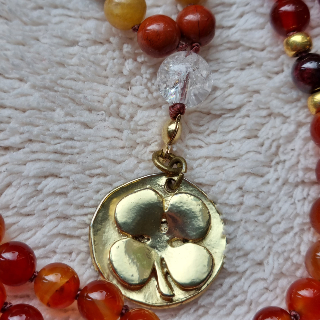 Handgemaakte edelsteen mala met carneool, agaat en chakra kralen. 6 mm kralen met klavertje vier hanger. 
