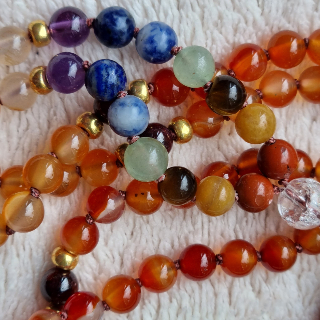 Handgemaakte edelsteen mala met carneool, agaat en chakra kralen. 6 mm kralen met klavertje vier hanger. 