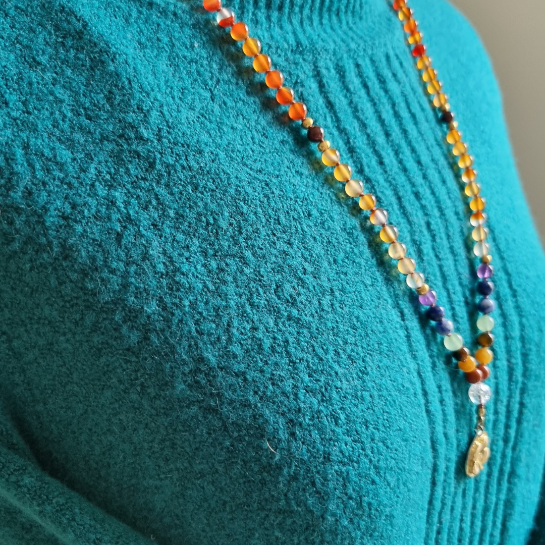 Handgemaakte edelsteen mala met carneool, agaat en chakra kralen. 6 mm kralen met klavertje vier hanger. 