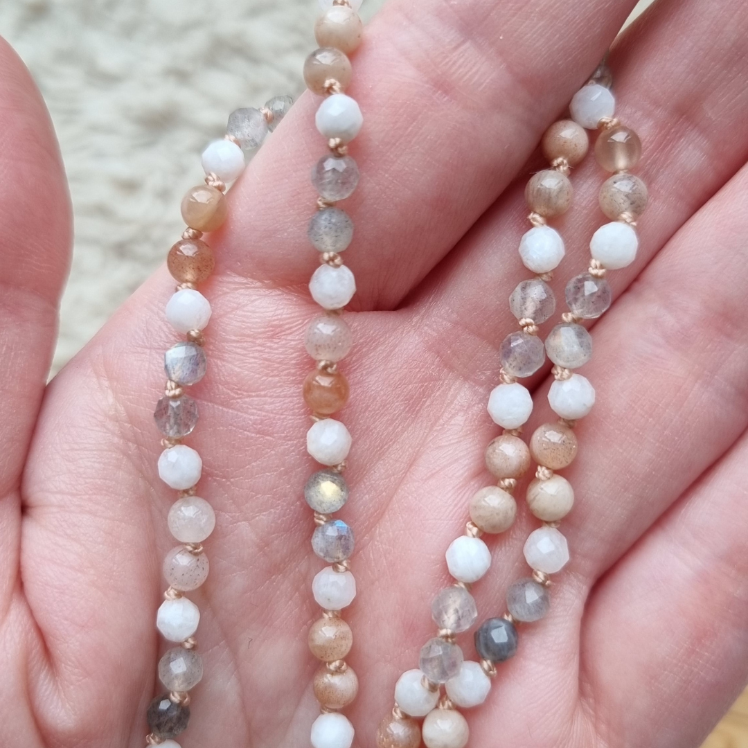 Fijne ketting labradoriet en maansteen (peach en witte/regenboog)