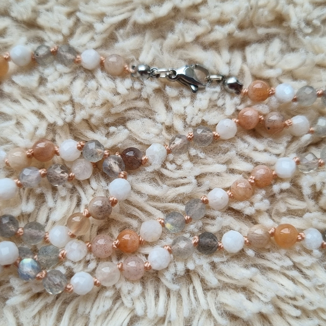 Fijne ketting labradoriet en maansteen (peach en witte/regenboog)