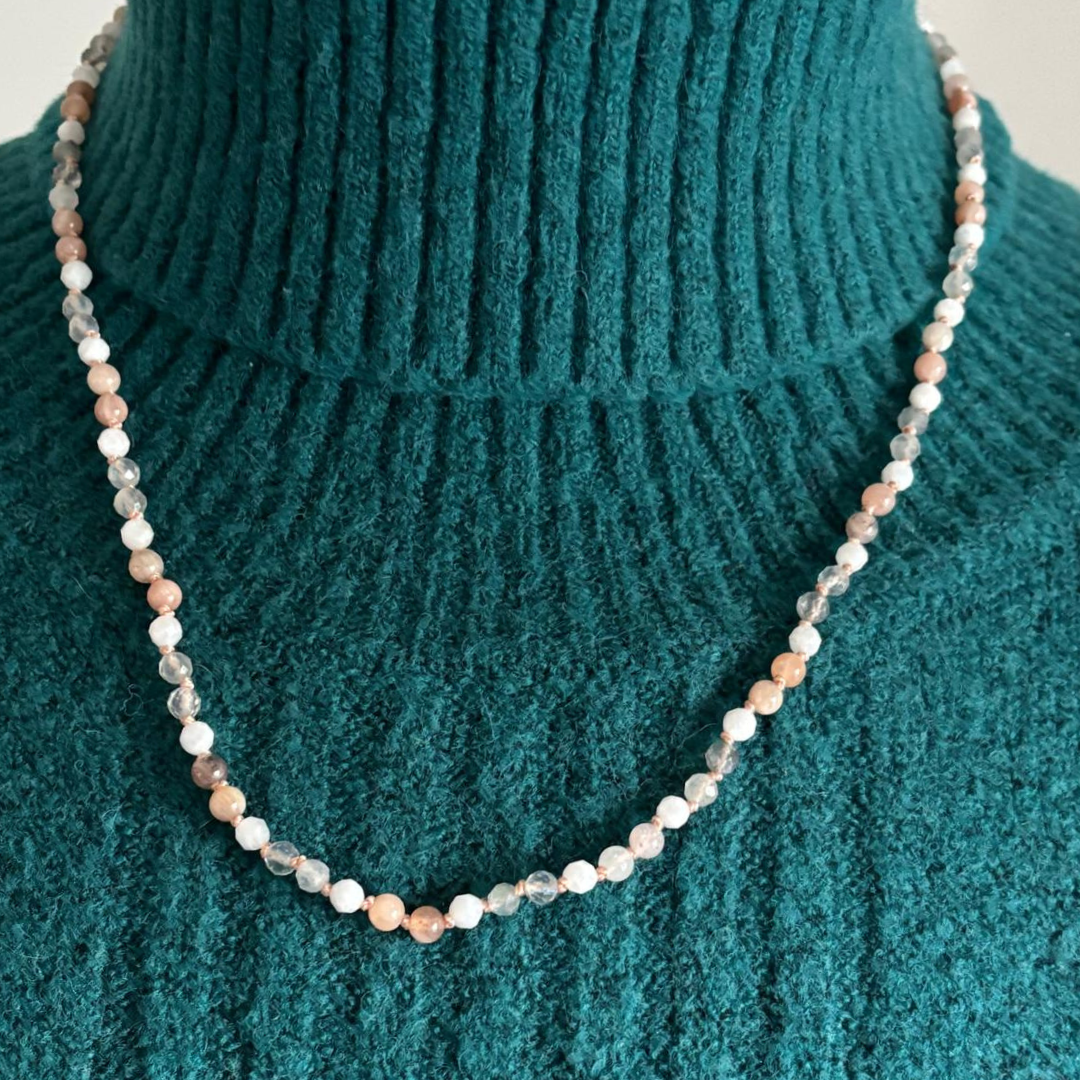 Fijne ketting labradoriet en maansteen (peach en witte/regenboog)