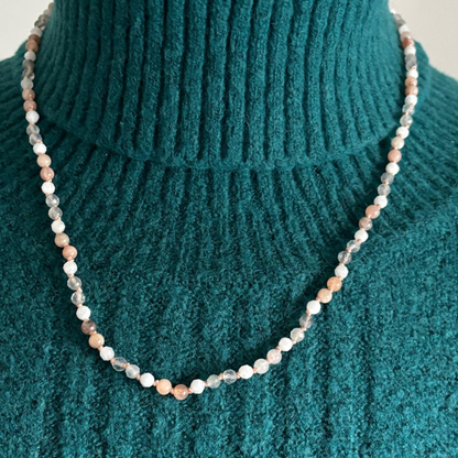 Fijne ketting labradoriet en maansteen (peach en witte/regenboog)