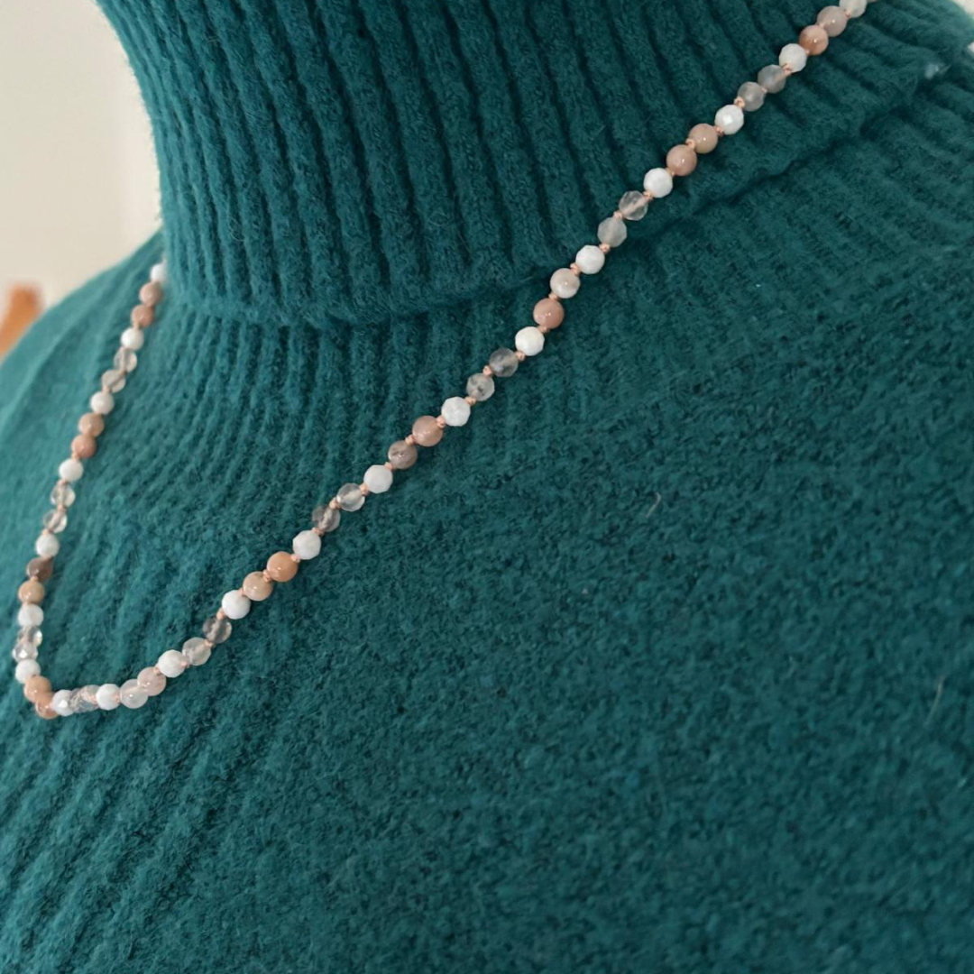 Fijne ketting labradoriet en maansteen (peach en witte/regenboog)