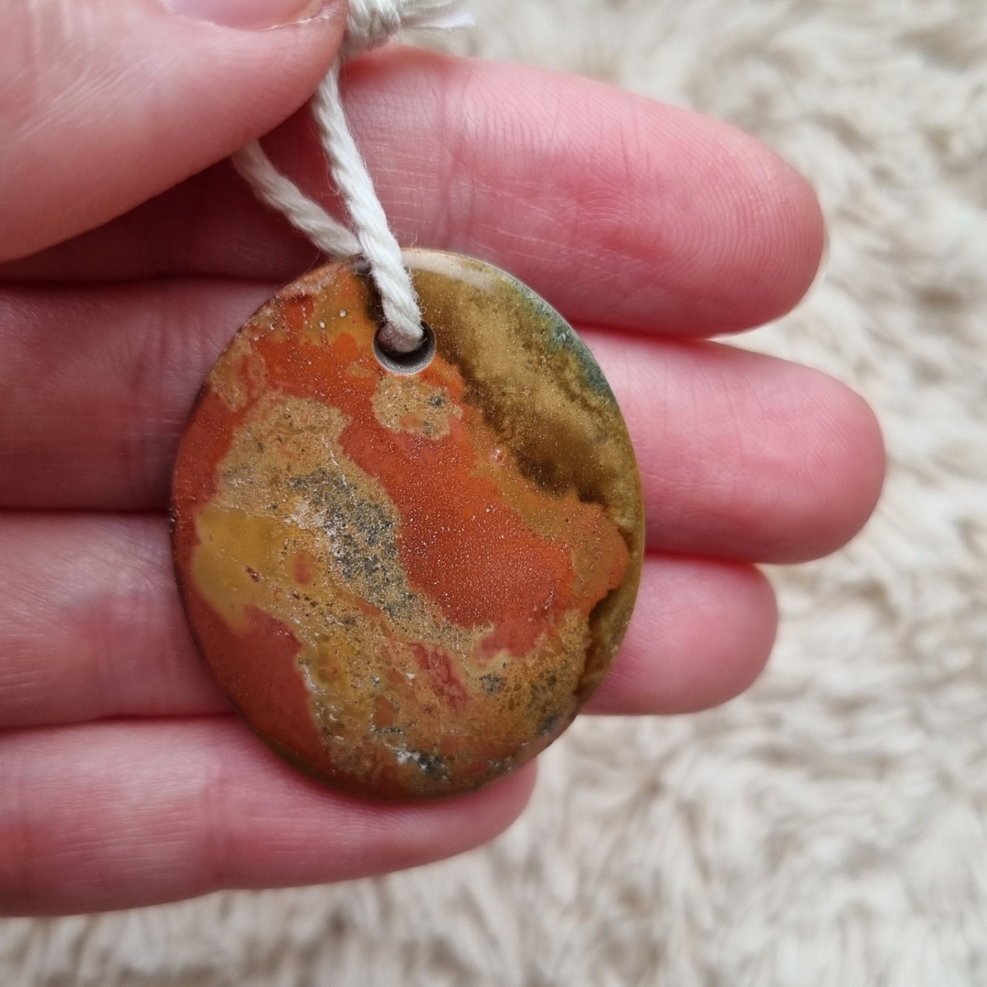 Polychroom jaspis amulet