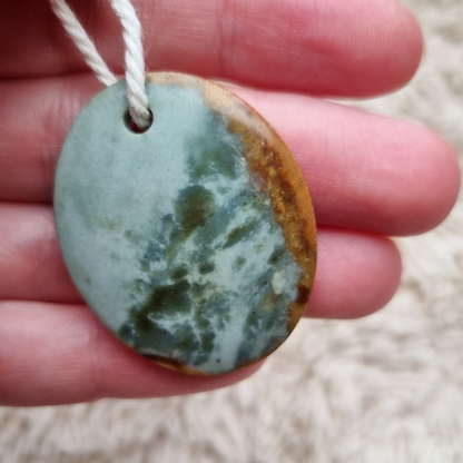 Polychroom jaspis amulet