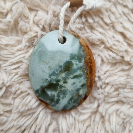 Polychroom jaspis amulet