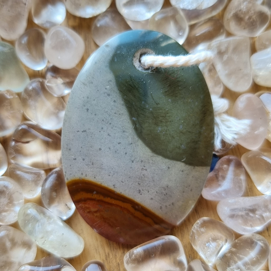 Polychroom jaspis amulet 3