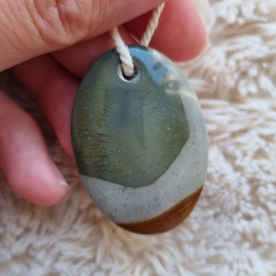 Polychroom jaspis amulet 3