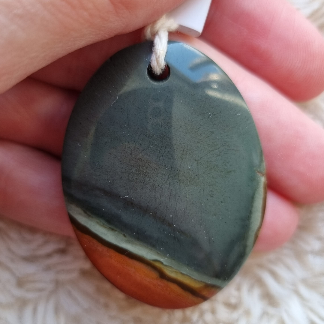 Polychroom jaspis amulet 2