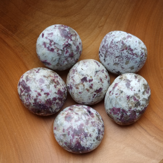 roze toermalijn in kwarts handsteen rubeliet handsteen